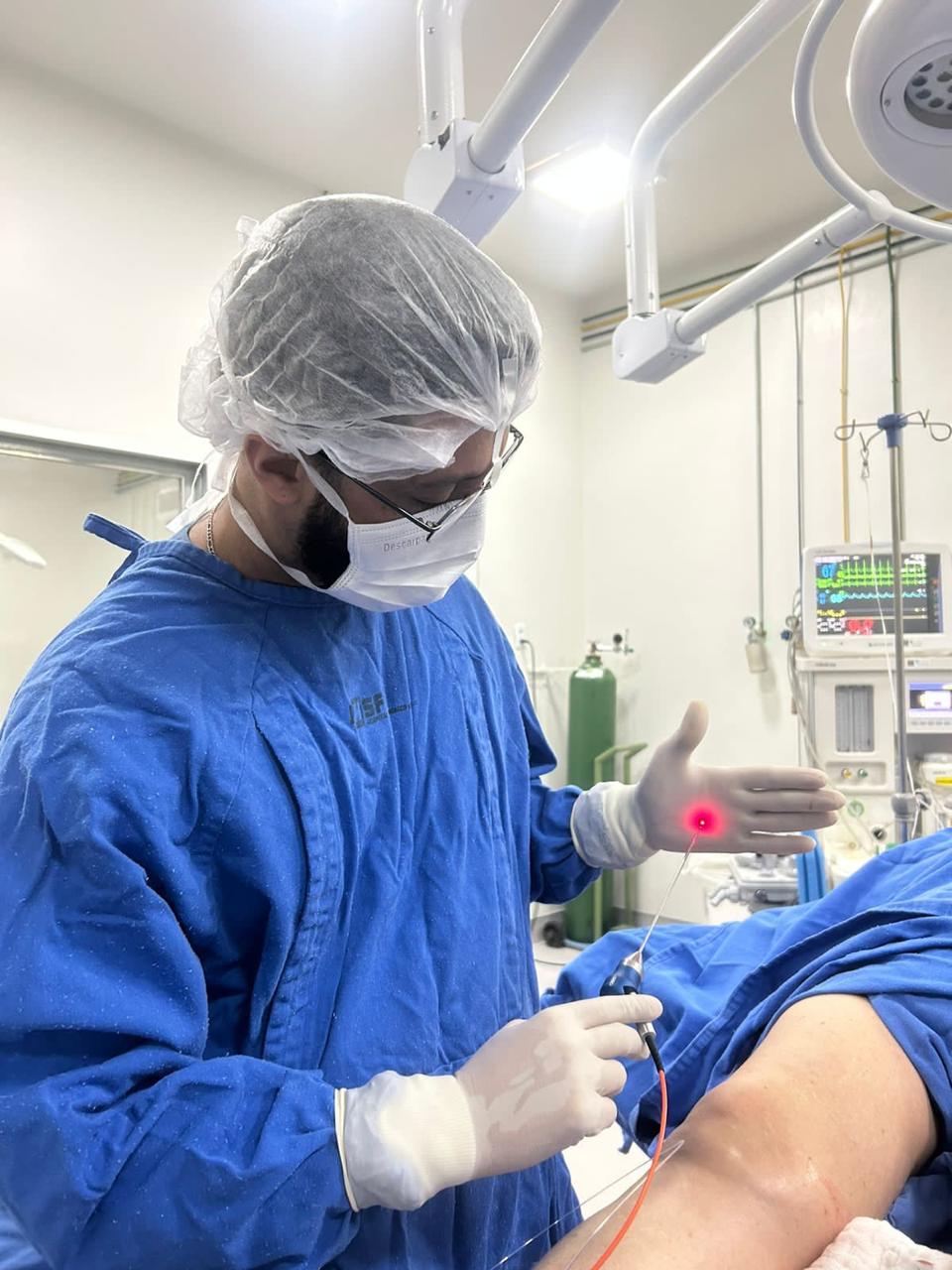 Dr. Reinaldo Júnior realizando procedimento com tecnologia avançada