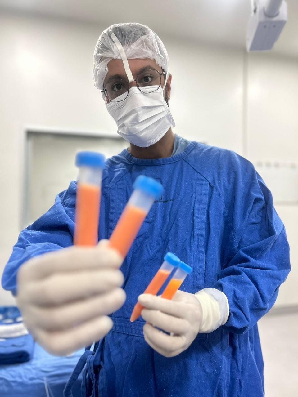 Dr. Reinaldo Júnior utilizando equipamento médico
